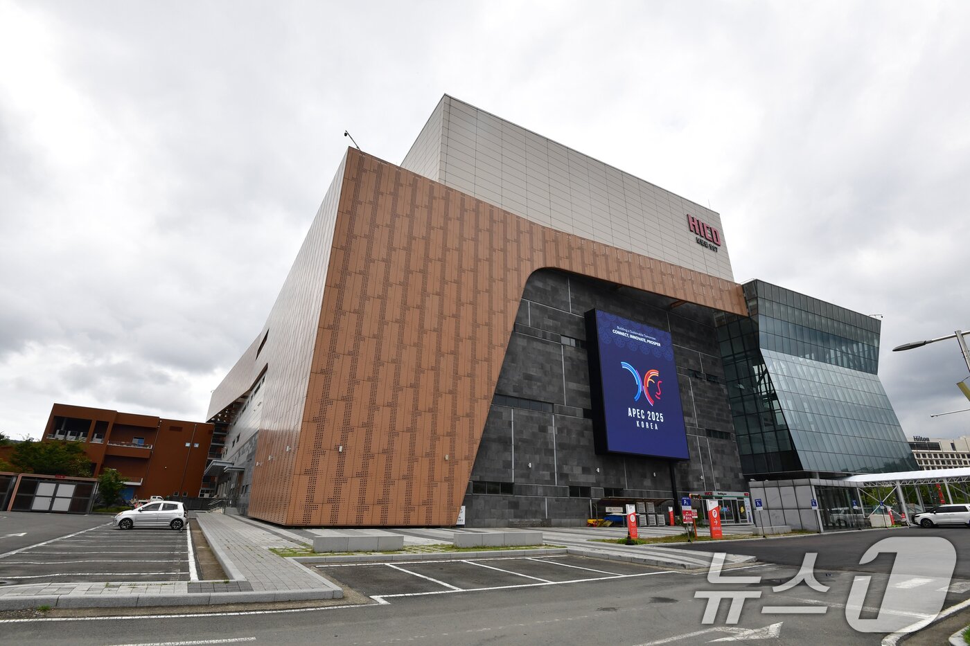 본문 이미지 - APEC 2025 정상회의를 22일 앞둔 8일 정상회의장인 경북 경주시 화백컨벤센션터가 내외부 마무리 공사를 마친 후 모습을 드러냈다. 2025.10.8/뉴스1 ⓒ News1 최창호 기자
