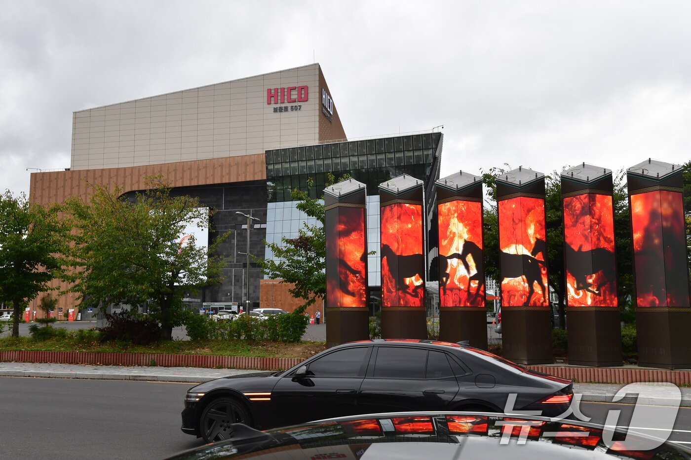 본문 이미지 - APEC 2025 정상회의를 앞둔 8일 정상회의장인 경주화백컨벤션터 도로 앞에 설치된 마디어 아트 시설에서 &#39;천마도&#39;를 연상시키는 영상이 상영되고 있다. 2025.10.8/뉴스1 ⓒ News1 최창호 기자