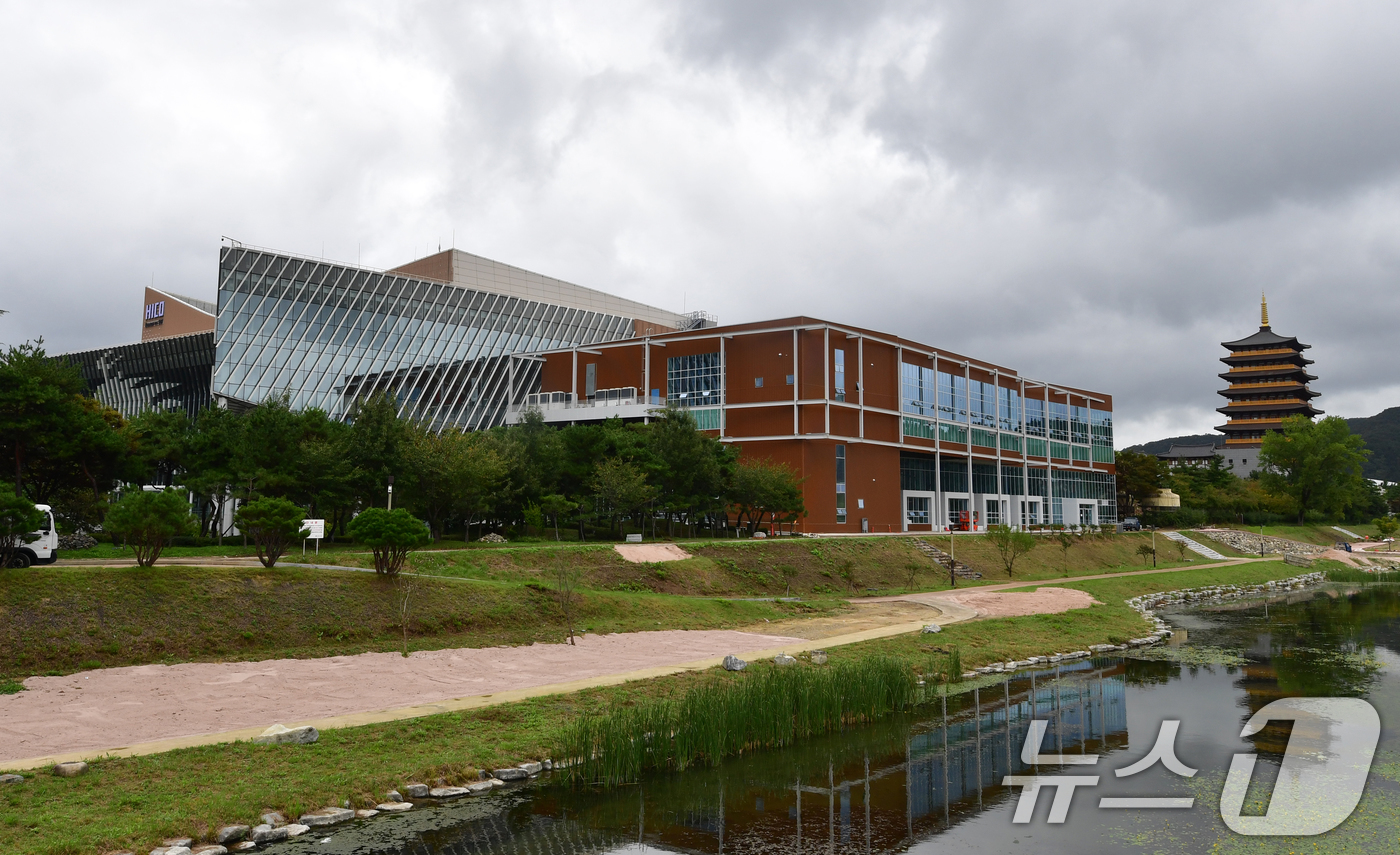 (경주=뉴스1) 최창호 기자 = APEC 2025 정상회의를 22일 앞둔 8일 정상회의장인 경북 경주시 화백컨벤센션터와 국제미디어센터가 내외부 마무리 공사를 마친 후 모습을 드러냈 …