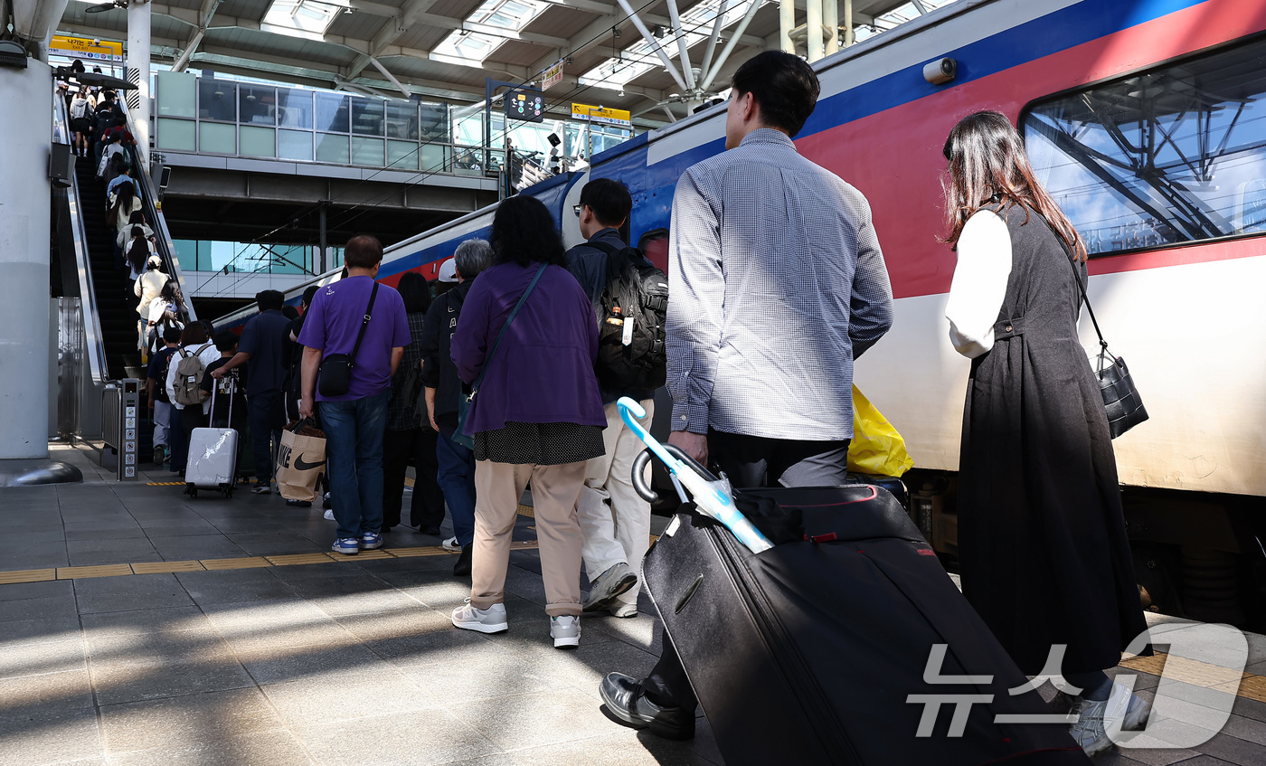 (서울=뉴스1) 김도우 기자 = 추석 연휴 엿새째인 8일 서울 중구 서울역에 도착한 귀경객들이 열차에서 내려 이동하고 있다. 2025.10.8/뉴스1