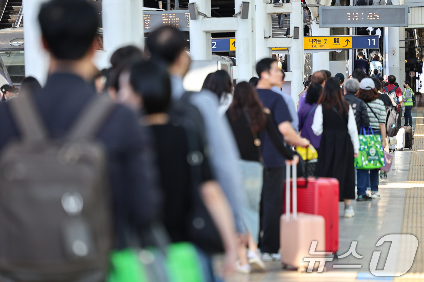 (서울=뉴스1) 김도우 기자 = 추석 연휴 엿새째인 8일 서울 중구 서울역에 도착한 귀경객들이 열차에서 내려 이동하고 있다. 2025.10.8/뉴스1