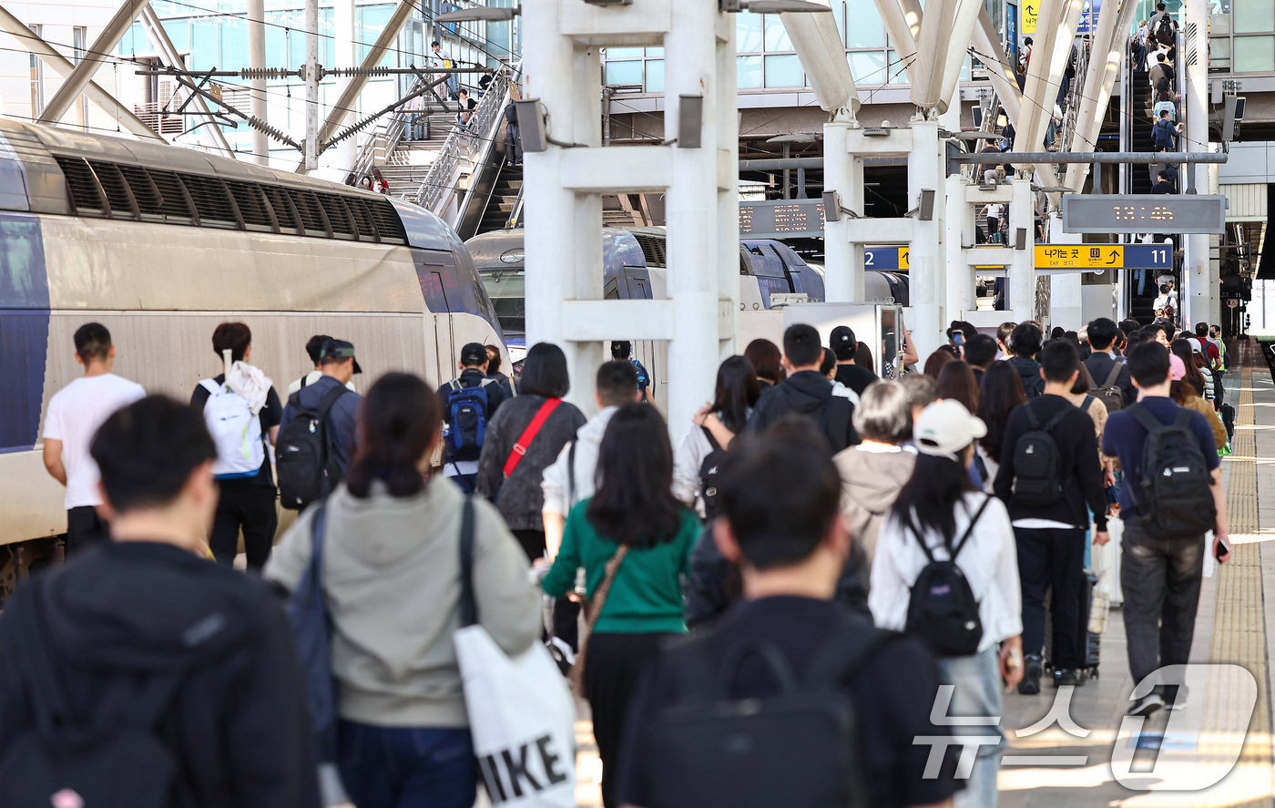(서울=뉴스1) 김도우 기자 = 추석 연휴 엿새째인 8일 서울 중구 서울역에 도착한 귀경객들이 열차에서 내려 이동하고 있다. 2025.10.8/뉴스1
