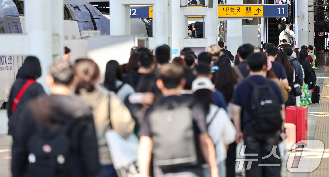 (서울=뉴스1) 김도우 기자 = 추석 연휴 엿새째인 8일 서울 중구 서울역에 도착한 귀경객들이 열차에서 내려 이동하고 있다. 2025.10.8/뉴스1