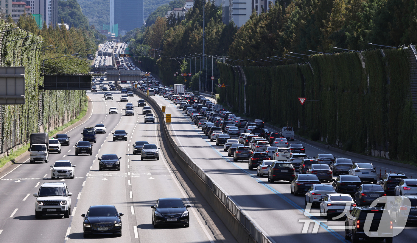 (서울=뉴스1) 구윤성 기자 = 추석연휴 엿새째인 8일 오후 서울 서초구 잠원IC 인근 경부고속도로에서 하행선(오른쪽) 차량들이 서행하고 있다.한국도로공사에 따르면 이날 귀경 방향 …