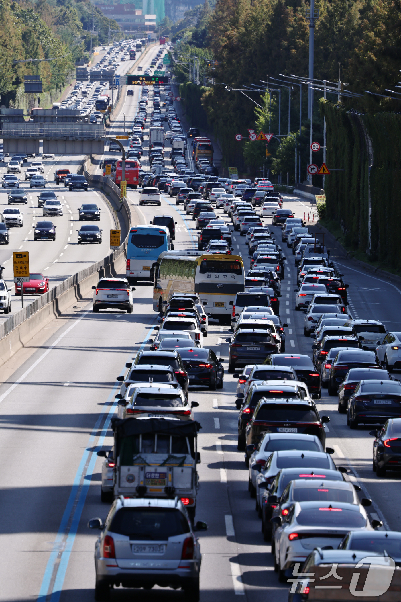 (서울=뉴스1) 구윤성 기자 = 추석연휴 엿새째인 8일 오후 서울 서초구 잠원IC 인근 경부고속도로에서 하행선(오른쪽) 차량들이 서행하고 있다.한국도로공사에 따르면 이날 귀경 방향 …