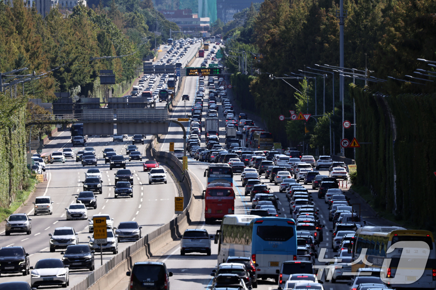 (서울=뉴스1) 구윤성 기자 = 추석연휴 엿새째인 8일 오후 서울 서초구 잠원IC 인근 경부고속도로에서 하행선(오른쪽) 차량들이 서행하고 있다.한국도로공사에 따르면 이날 귀경 방향 …
