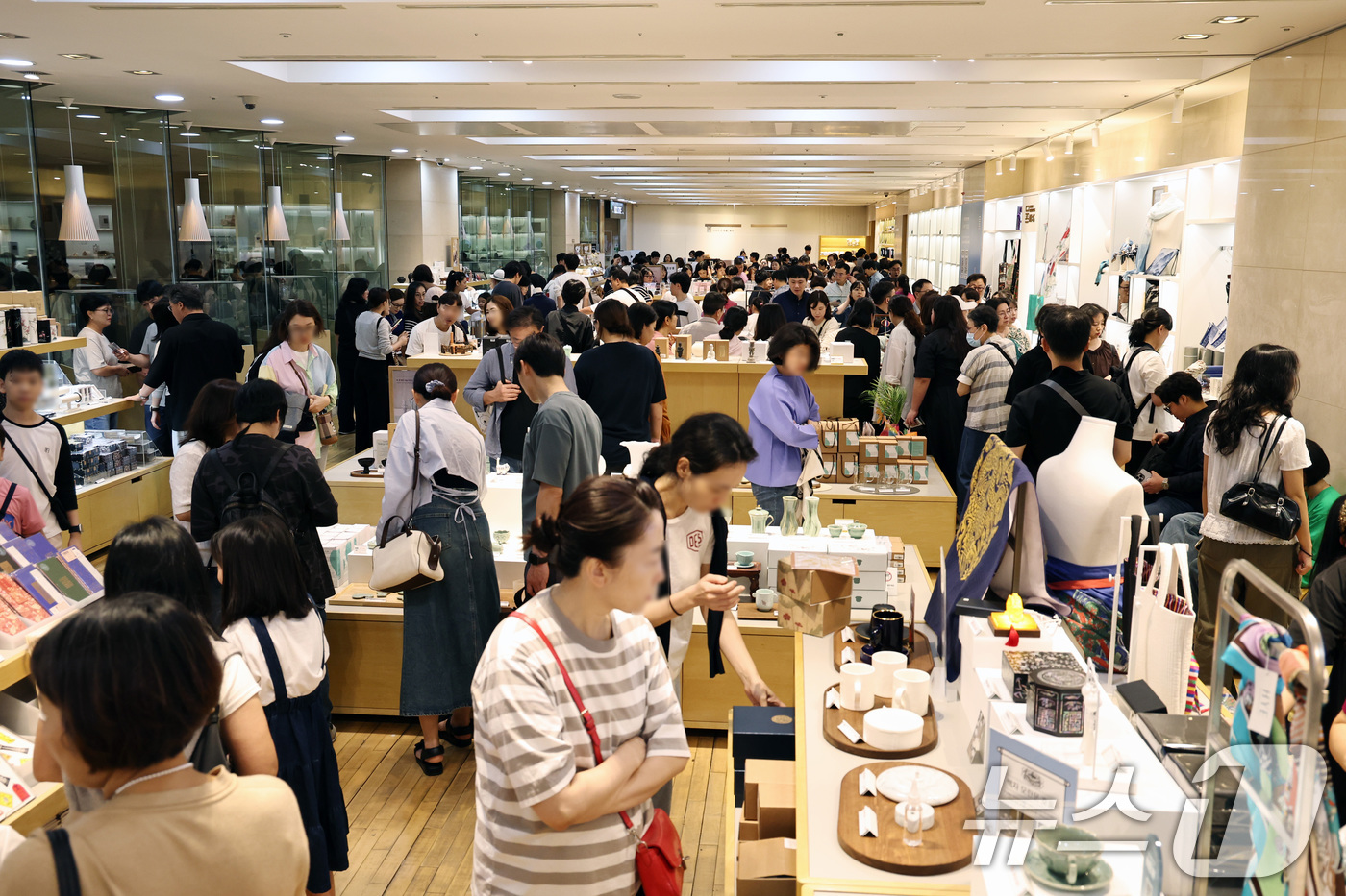 (서울=뉴스1) 구윤성 기자 = 추석연휴 엿새째인 8일 서울 용산구 국립중앙박물관 공식 굿즈 매장 '뮷즈샵'이 관람객들로 붐비고 있다. 2025.10.8/뉴스1