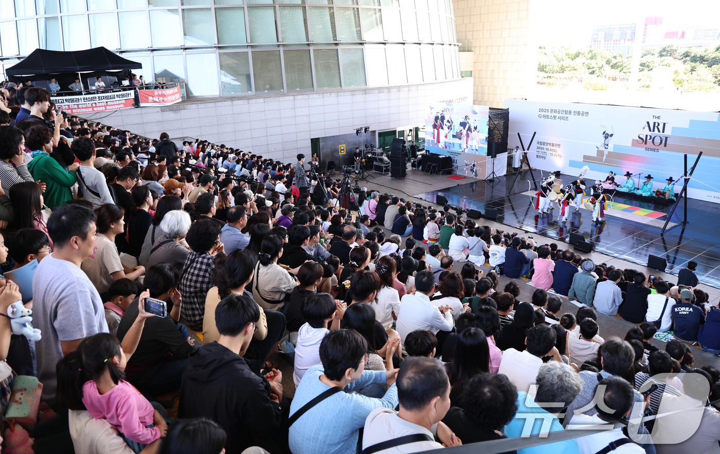 (서울=뉴스1) 구윤성 기자 = 추석연휴 엿새째인 8일 서울 용산구 국립중앙박물관을 찾은 시민들이 전통공연을 관람하고 있다. 2025.10.8/뉴스1