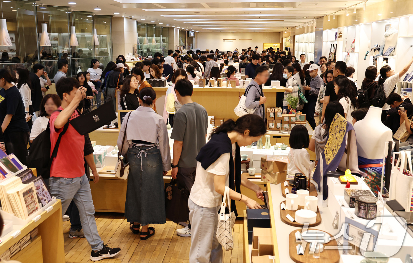 (서울=뉴스1) 구윤성 기자 = 추석연휴 엿새째인 8일 서울 용산구 국립중앙박물관 공식 굿즈 매장 '뮷즈샵'이 관람객들로 붐비고 있다. 2025.10.8/뉴스1