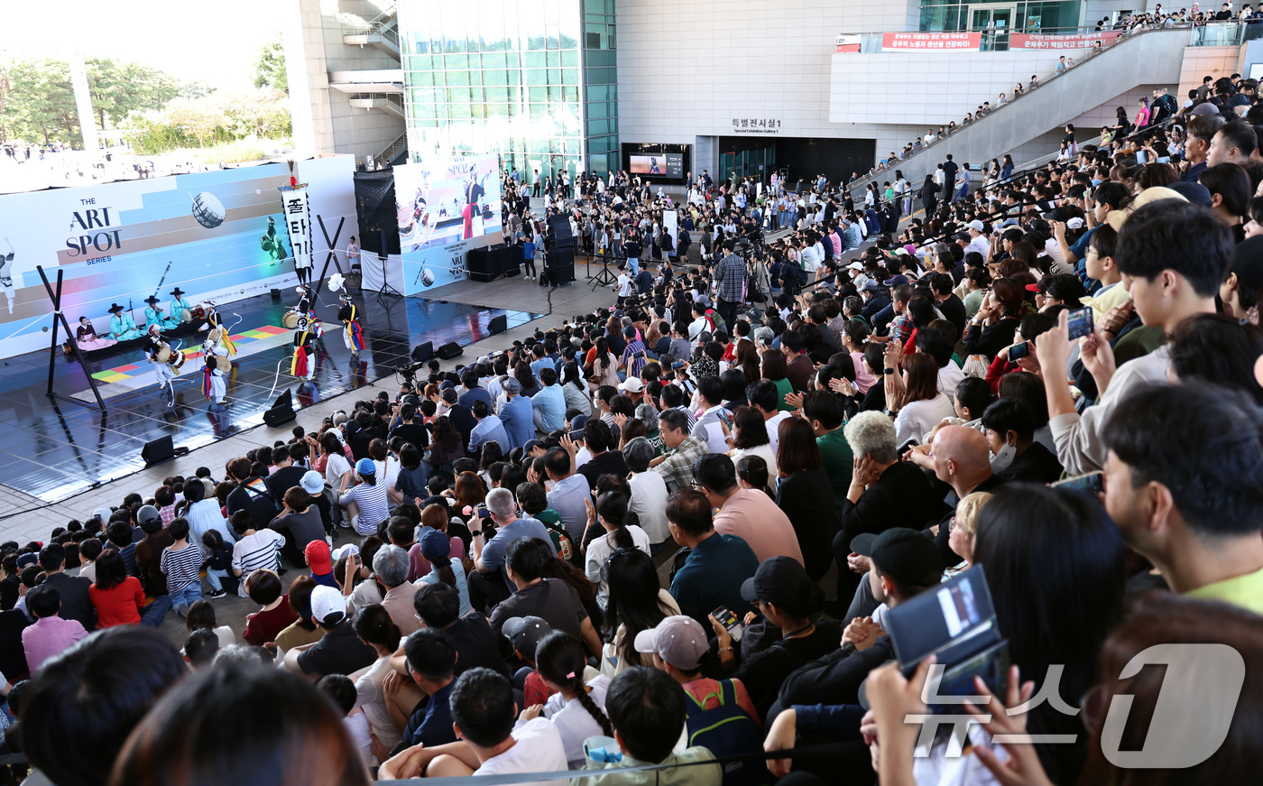 (서울=뉴스1) 구윤성 기자 = 추석연휴 엿새째인 8일 서울 용산구 국립중앙박물관을 찾은 시민들이 전통공연을 관람하고 있다. 2025.10.8/뉴스1
