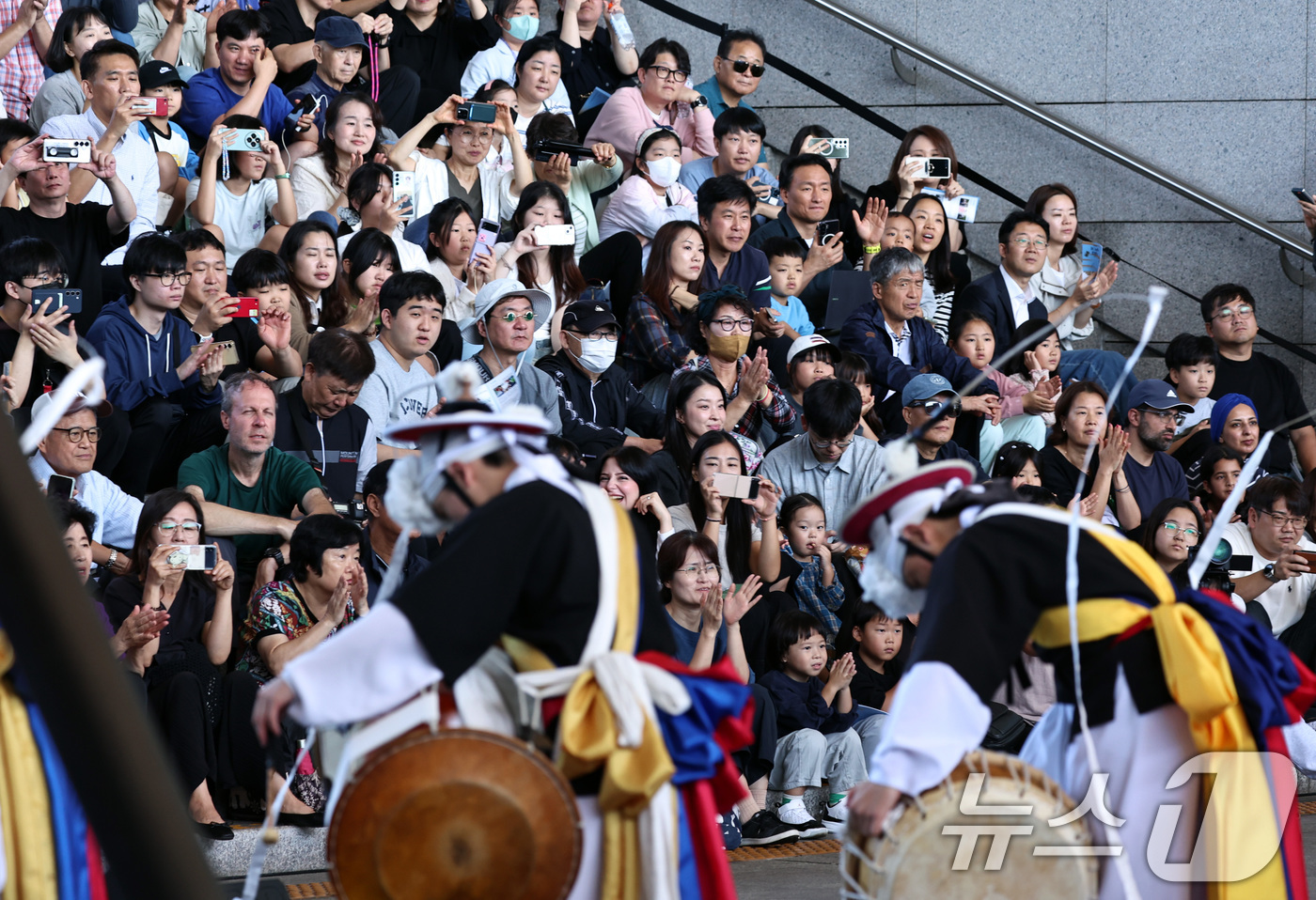 (서울=뉴스1) 구윤성 기자 = 추석연휴 엿새째인 8일 서울 용산구 국립중앙박물관을 찾은 시민들이 전통공연을 관람하고 있다. 2025.10.8/뉴스1