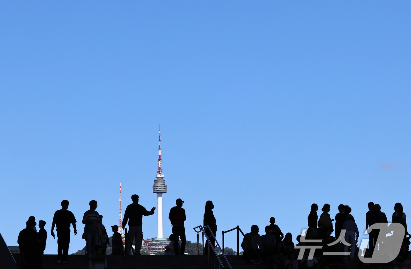 (서울=뉴스1) 구윤성 기자 = 추석연휴 엿새째인 8일 서울 용산구 국립중앙박물관을 찾은 시민들이 맑게 갠 하늘을 바라보고 있다. 2025.10.8/뉴스1