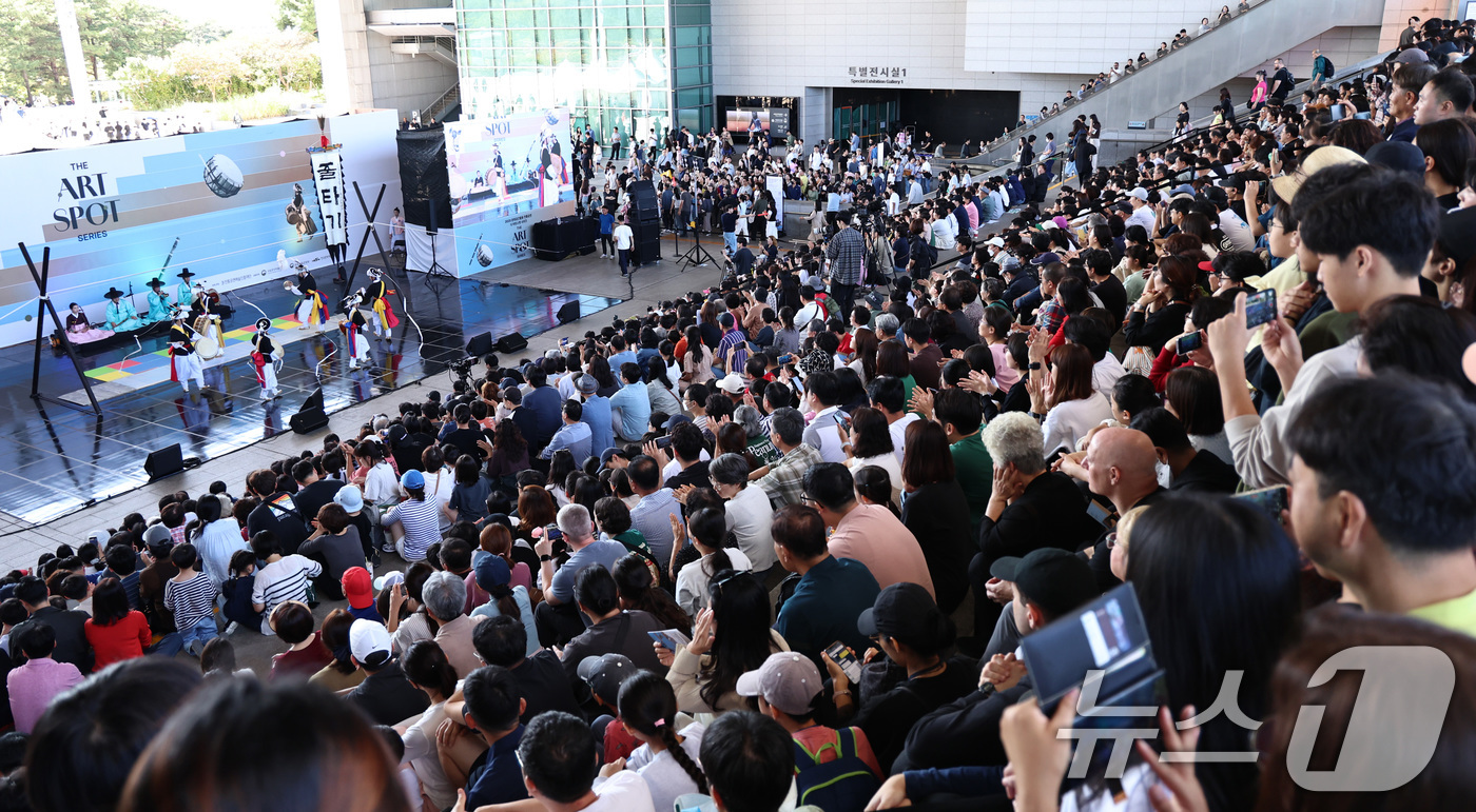 (서울=뉴스1) 구윤성 기자 = 추석연휴 엿새째인 8일 서울 용산구 국립중앙박물관을 찾은 시민들이 전통공연을 관람하고 있다. 2025.10.8/뉴스1