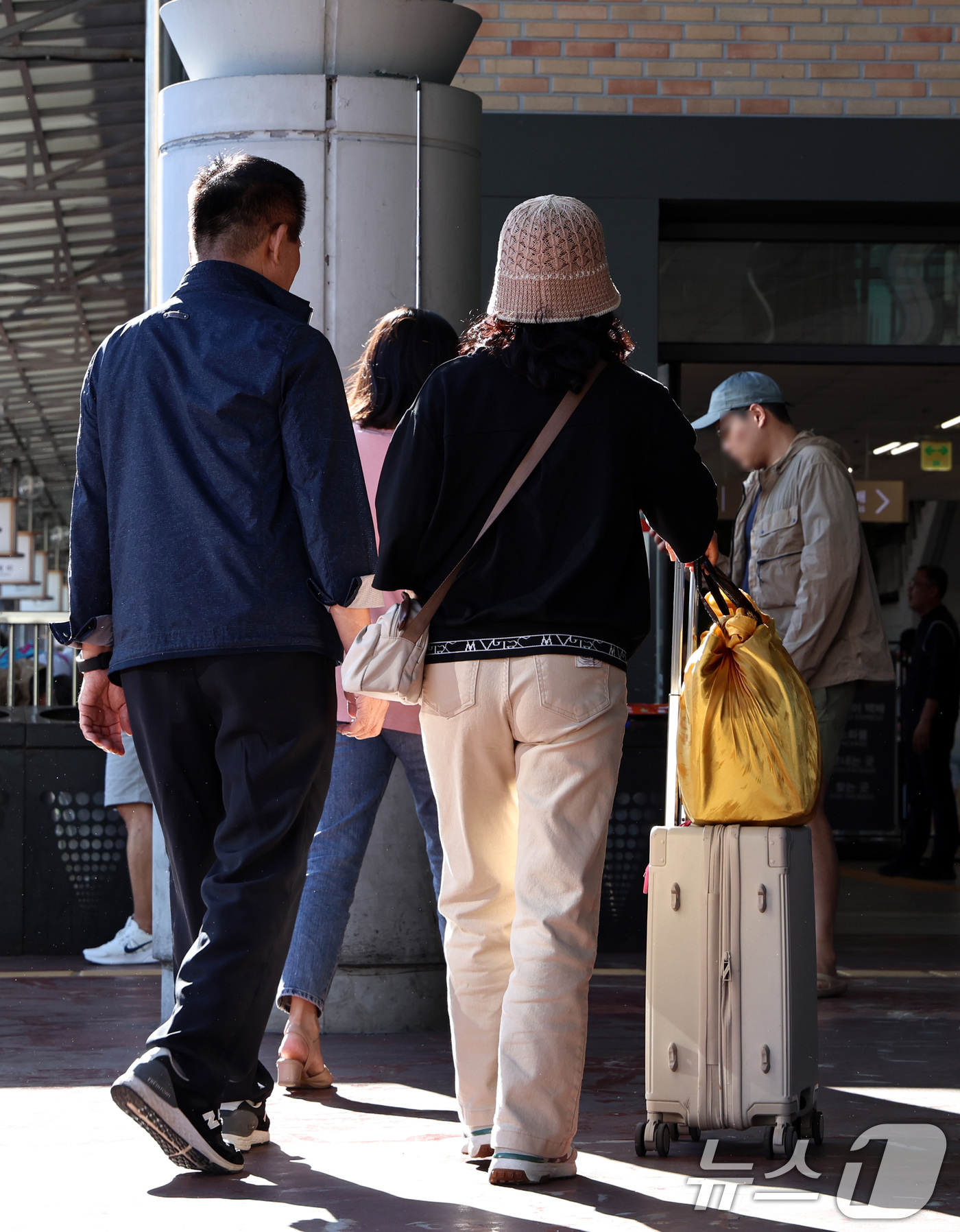 (서울=뉴스1) 구윤성 기자 = 추석연휴 엿새째인 8일 오후 서울 서초구 강남고속버스터미널에서 귀경객들이 버스에서 내려 이동하고 있다. 2025.10.8/뉴스1