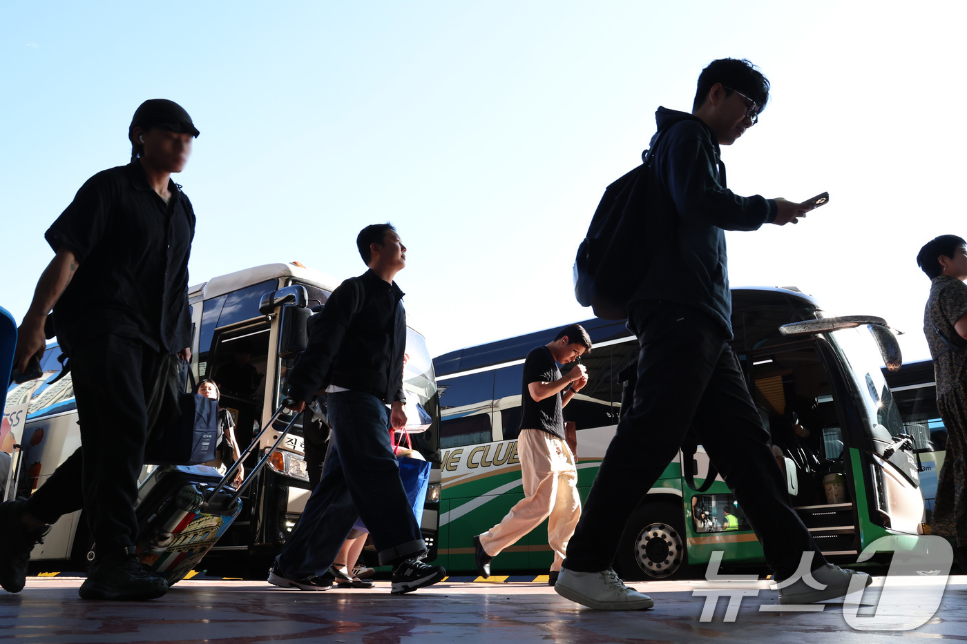 (서울=뉴스1) 구윤성 기자 = 추석연휴 엿새째인 8일 오후 서울 서초구 강남고속버스터미널에서 귀경객들이 버스에서 내려 이동하고 있다. 2025.10.8/뉴스1