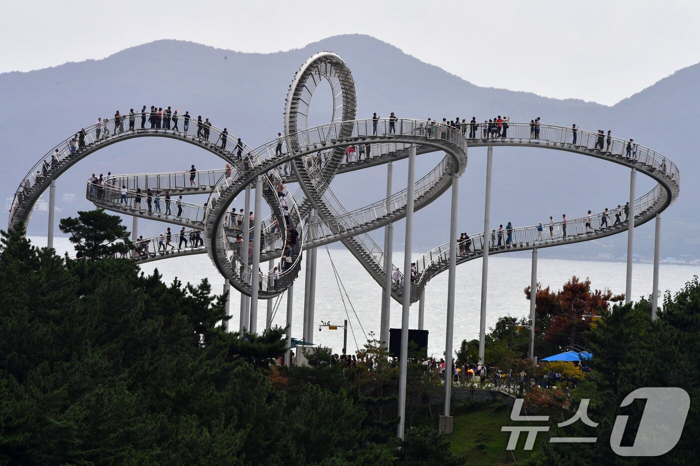 본문 이미지 - 추석 연휴 대체공휴일인 8일 경북 포항시 북구 환여동 스페이스워크에서 관광객들이 연휴를 즐기고 있다. 2025.10.8/뉴스1 ⓒ News1 최창호 기자