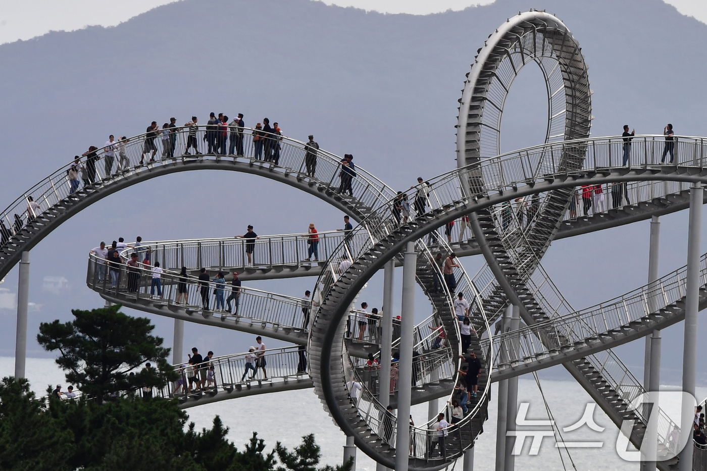 (포항=뉴스1) 최창호 기자 = 추석 연휴 대체공휴일인 8일 경북 포항시 북구 환여동 스페이스워크에서 관광객들이 연휴를 즐기고 있다. 2025.10.8/뉴스1