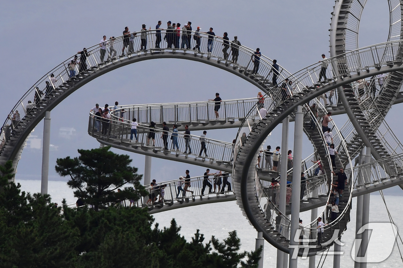(포항=뉴스1) 최창호 기자 = 추석 연휴 대체공휴일인 8일 경북 포항시 북구 환여동 스페이스워크에서 관광객들이 연휴를 즐기고 있다. 2025.10.8/뉴스1