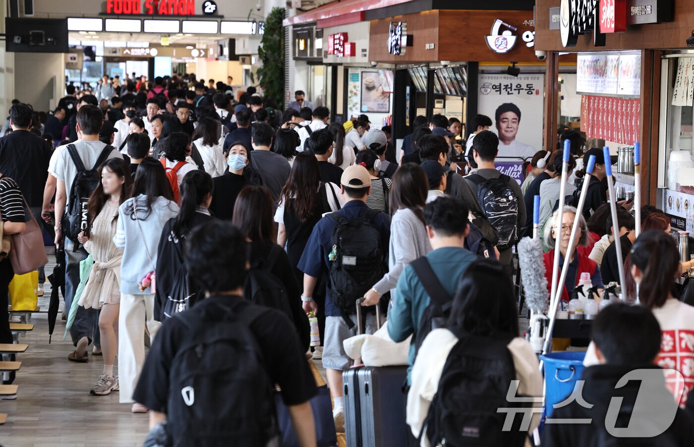 본문 이미지 - 추석연휴 엿새째인 8일 오후 서울 서초구 강남고속버스터미널에서 귀경객들이 버스에서 내려 이동하고 있다. 2025.10.8/뉴스1 ⓒ News1 구윤성 기자