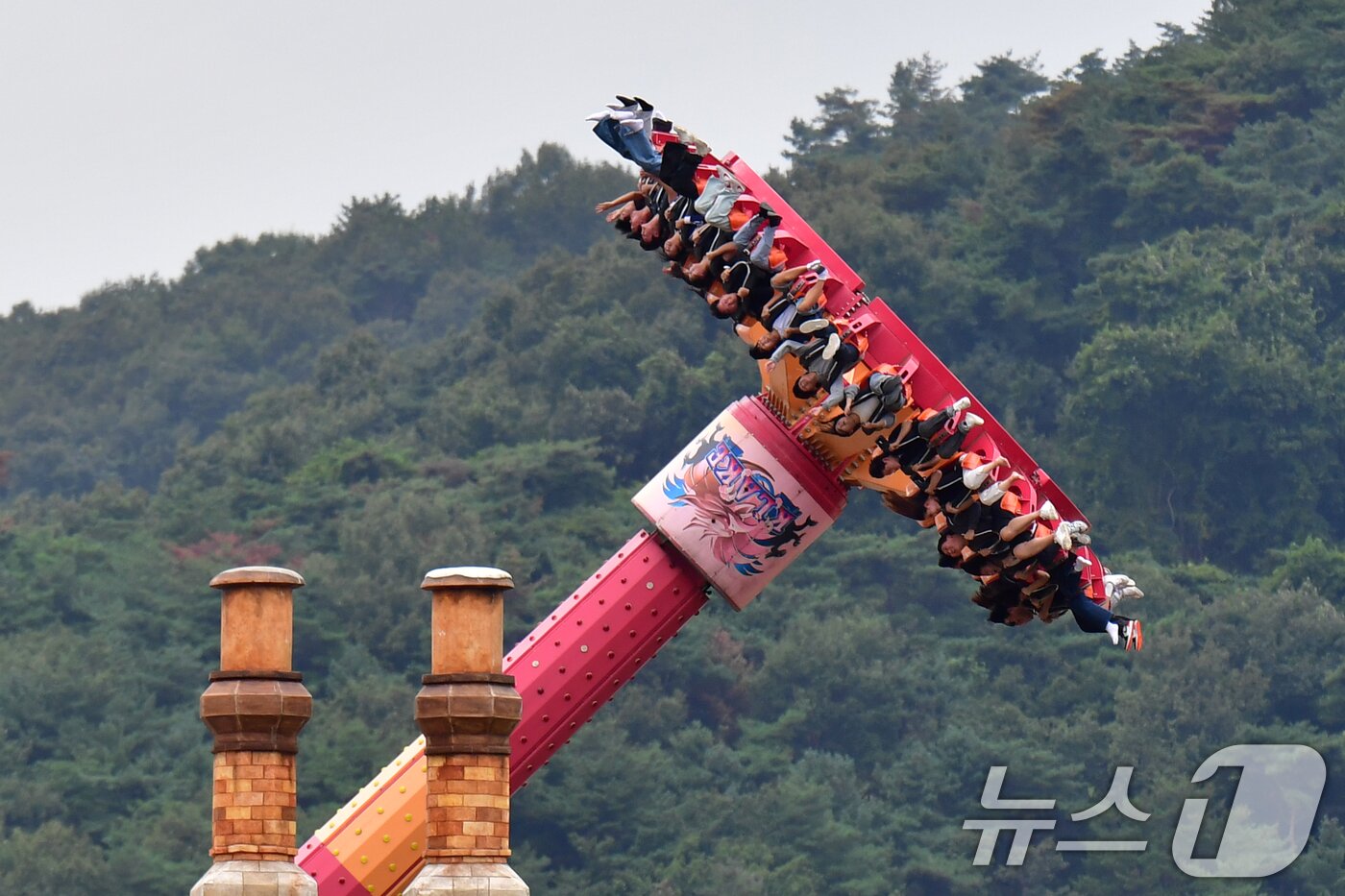 본문 이미지 - 추석 연휴 대체공휴일인 8일 관광객들이 경북 경주시 보문단지 내 경주월드에서 놀이기구를 타며 연휴를 보내고 있다. 2025.10.8/뉴스1 ⓒ News1 최창호 기자