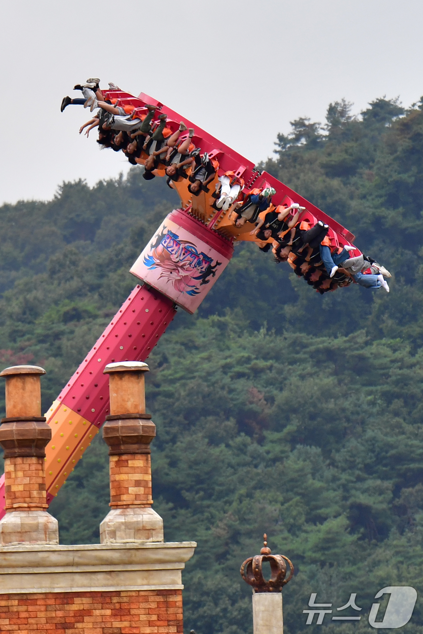 (경주=뉴스1) 최창호 기자 = 추석 연휴 대체공휴일인 8일 관광객들이 경북 경주시 보문단지 내 경주월드에서 놀이기구를 타며 연휴를 보내고 있다. 2025.10.8/뉴스1