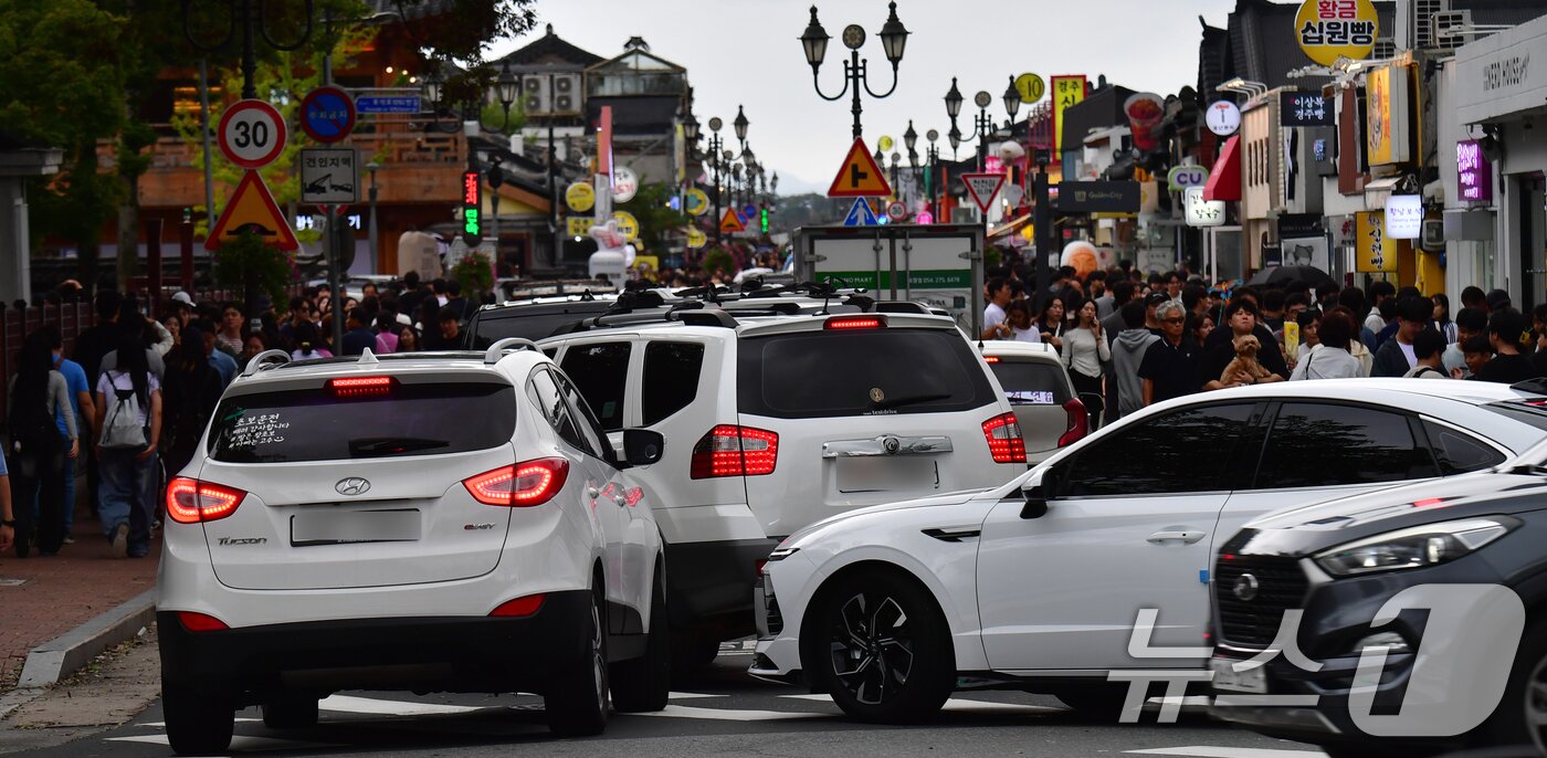 본문 이미지 - 추석 연휴 대체공휴일인 8일 경북 경주시 황리단길 주변이 차량과 관광객들로 붐비고 있다. 2025.10.8/뉴스1 ⓒ News1 최창호 기자