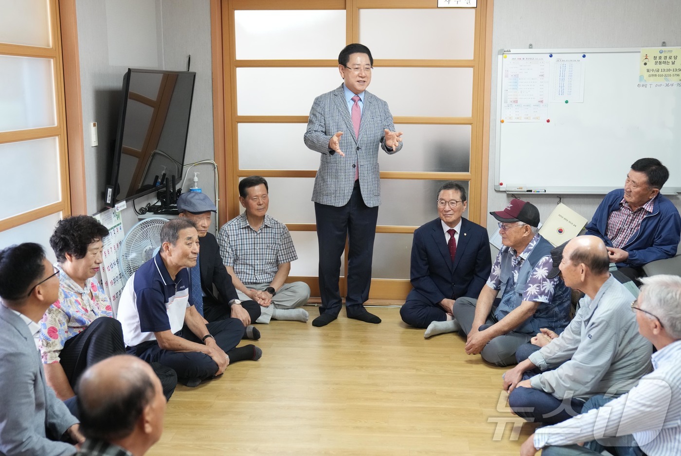 (무안=뉴스1) 전원 기자 = 김영록 전라남도지사가 8일 오후 추석 명절을 맞아 목포 청호경로당을 방문해 경로당을 이용하는 어르신의 안부를 직접 살피고 애로 사항을 청취하고 있다. …