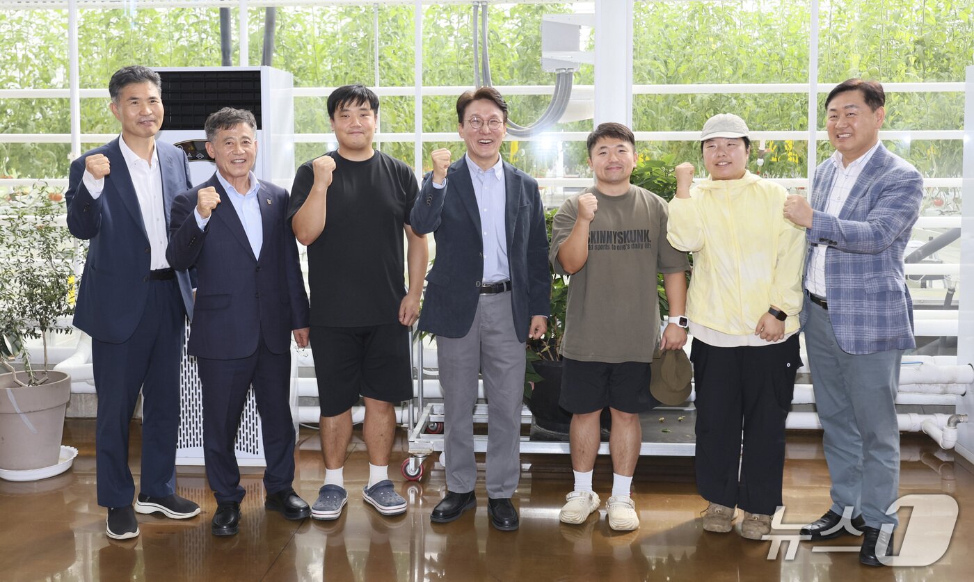 본문 이미지 - 8일 전북 김제 스마트팜 혁신밸리를 방문한 김민석 국무총리가 청년 농업 창업인, 김관영 전북지사, 이원택 국회의원, 정성주 김제시장 등과 기념 촬영을 하고 있다.&#40;전북도 제공. 재판매 및 DB금지&#41;/뉴스1 