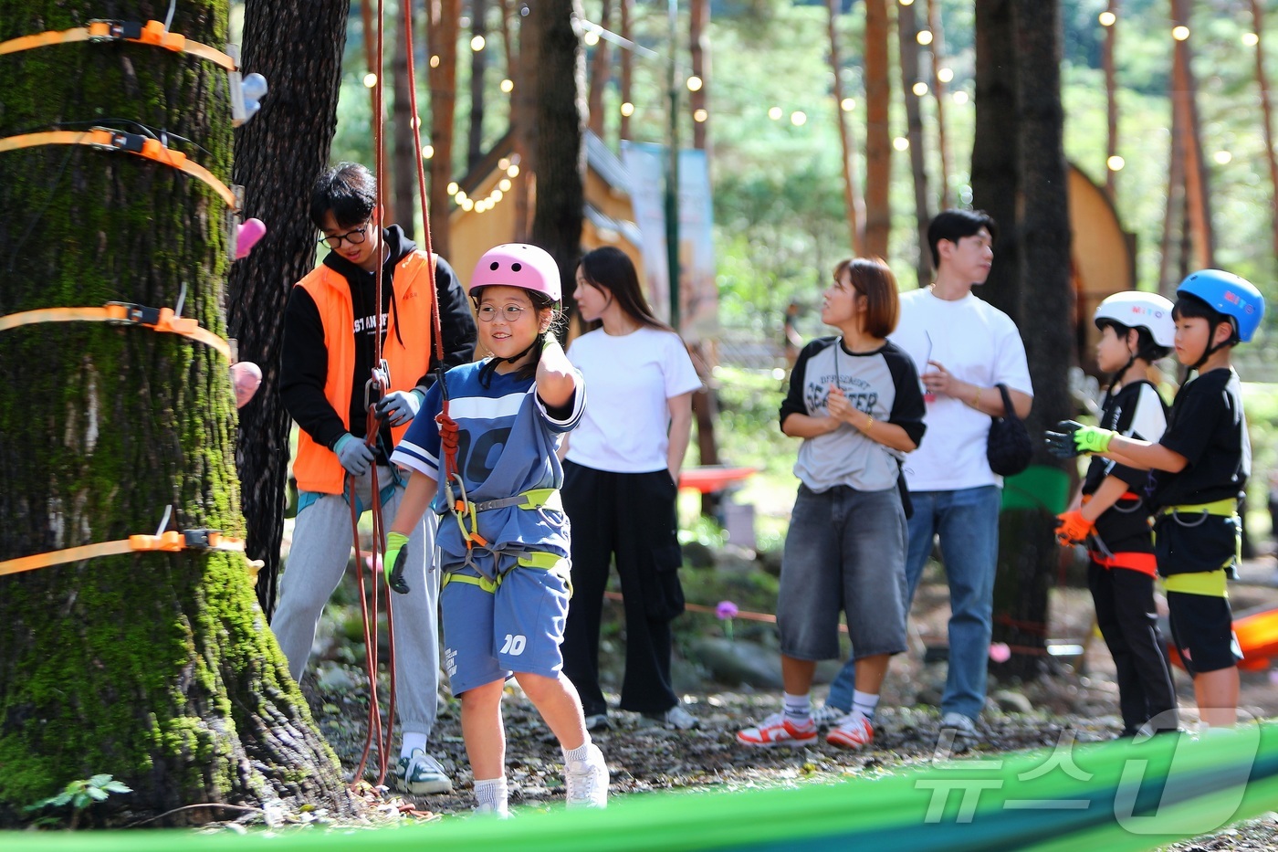 (인제=뉴스1) 이종재 기자 = 8일 강원 인제군 북면 용대리 일원에서 열린 \'2025 인제 가을꽃 축제\'를 찾은 관광객들이 다양한 체험을 즐기고 있다. 지난달 27일 개막한 …
