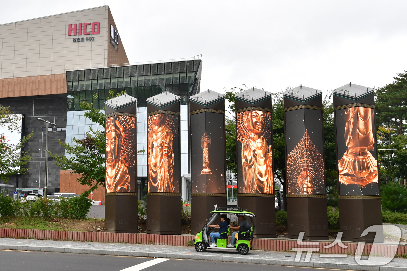 (경주=뉴스1) 최창호 기자 = APEC 2025 정상회의를 앞둔 8일 정상회의장인 경북 경주시 화백컨벤센션터와 국제미디어센터가 내외부 마무리 공사를 마친 후 미디어 아트시설에서 …