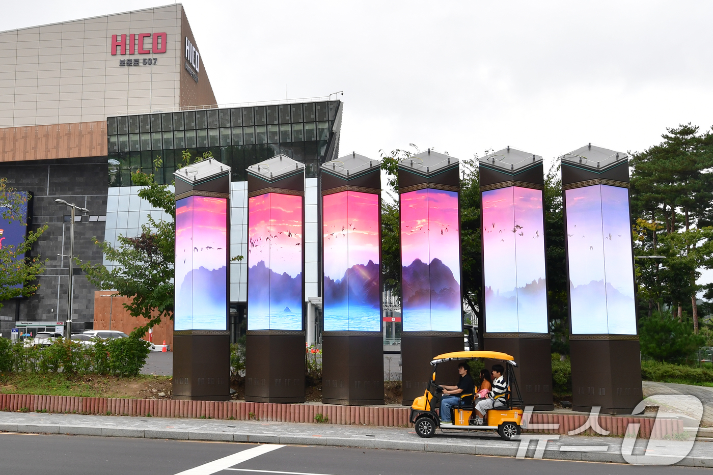 (경주=뉴스1) 최창호 기자 = APEC 2025 정상회의를 앞둔 8일 정상회의장인 경북 경주시 화백컨벤센션터와 국제미디어센터가 내외부 마무리 공사를 마친 후 미디어 아트시설에서 …