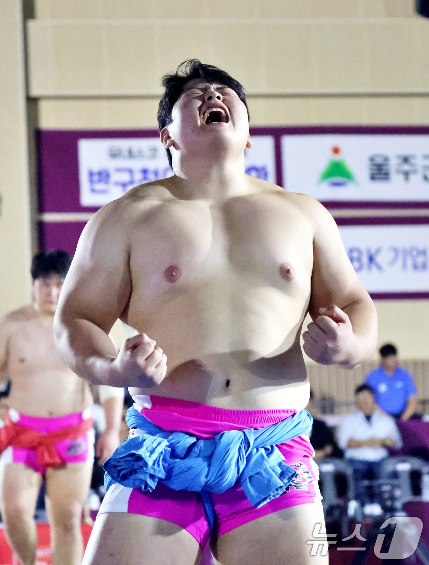 (서울=뉴스1) = 8일 울산광역시 울주군 울주종합체육센터에서 열린 ‘위더스제약 2025 울주추석장사씨름대회’ 백두장사(140kg이하)에 등극한 김민재(영암군민속씨름단)가 우승 후 …