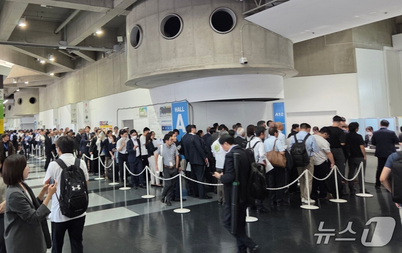 본문 이미지 - 일본 요코하마 파시피코 전시장에서 &#39;바이오재팬 2025&#39; 개막 전 참관객들이 줄을 서고 있다. 2025. 10. 8/뉴스1 황진중 기자