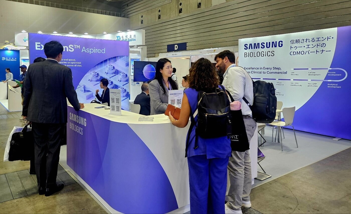 본문 이미지 - &#39;바이오재팬 2025&#39; 행사장에 설치된 삼성바이오로직스 부스에 참관객이 방문하고 있다.&#40;삼성바이오로직스 제공&#41;/뉴스1