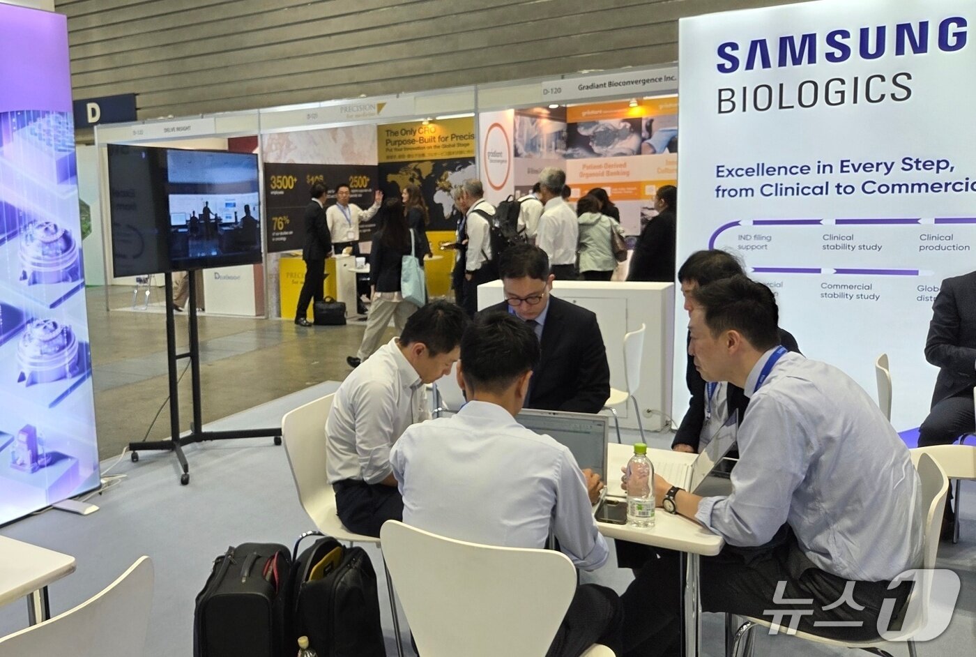 본문 이미지 - 삼성바이오로직스 관계자들이 &#39;바이오재팬 2025&#39; 부스에서 고객사와 비즈니스 미팅을 진행하고 있다. 2025. 10. 8/뉴스1 황진중 기자