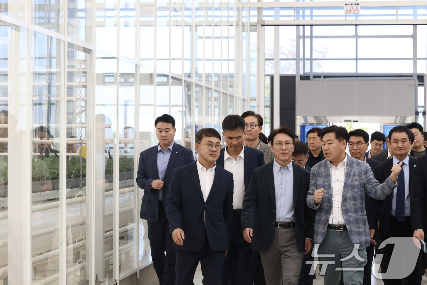 (서울=뉴스1) = 김민석 국무총리가 8일 오후 전북 김제시 소재 스마트팜 혁신밸리 일원을 방문해 운영상황을 점검하고 있다. (국무총리실 제공. 재판매 및 DB 금지) 2025.1 …