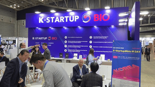 본문 이미지 - 중소기업벤처부와 국가독성과학연구소, 충북테크노파크, 경북테크노파크가 일본 요코하마에서 열린 &#39;바이오재팬 2025&#39;에서 &#39;K-스타트업@이오&#39; 통합관을 운영하고 있다. 2025. 10. 8/뉴스1 황진중 기자