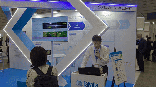 본문 이미지 - &#39;바이오재팬 2025&#39;에서 한 제약바이오 기업 관계자가 자사 경쟁력을 소개하고 있다. 2025. 10. 8/뉴스1 황진중 기자