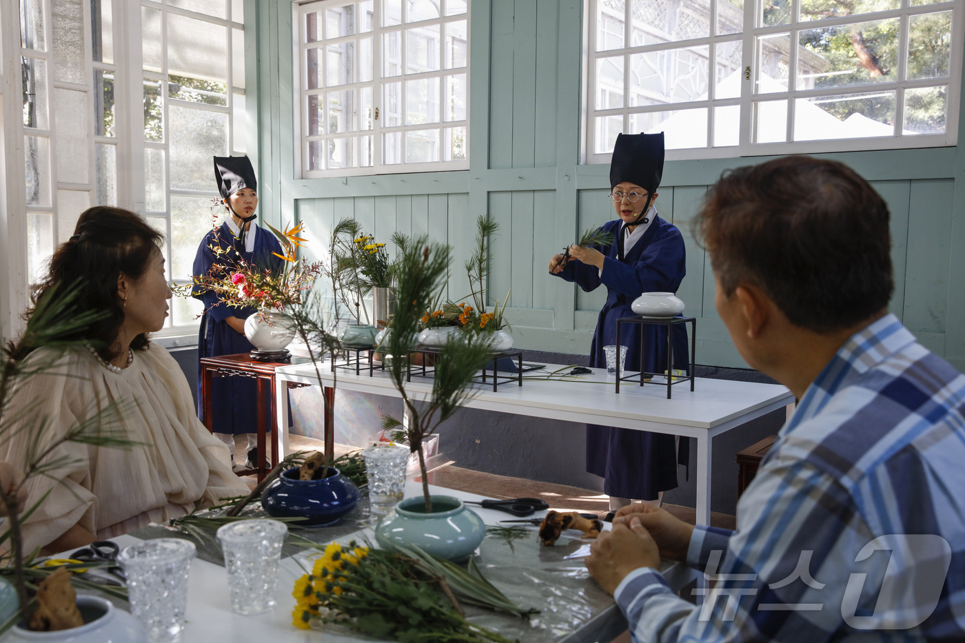 (서울=뉴스1) = 8일 서울 창경궁 장원서에서 열린 가을 궁중문화축전 전통화훼 프로그램 '동궐 장원서'에 참가한 어르신들이 반려식물 만들기 체험을 하고 있다. (국가유산진흥원 제 …