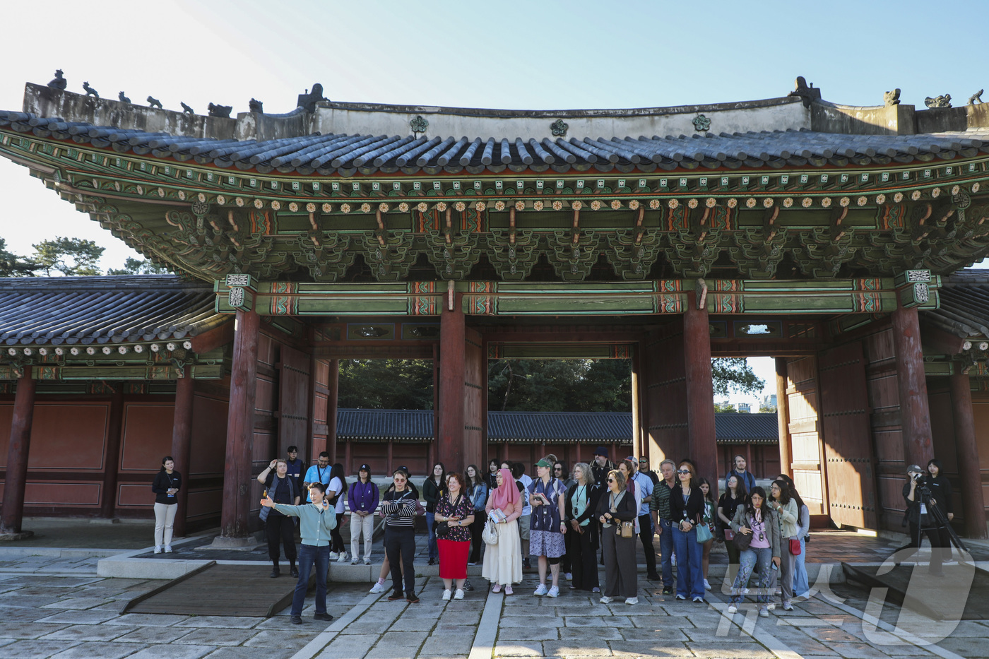 (서울=뉴스1) = 8일 서울 종로구 창덕궁에서 열린 가을 궁중문화축전 산책 투어 프로그램 '아침 궁을 깨우다'에 참여한 외국인 관람객들이 해설사의 설명을 듣고 있다. (국가유산진 …