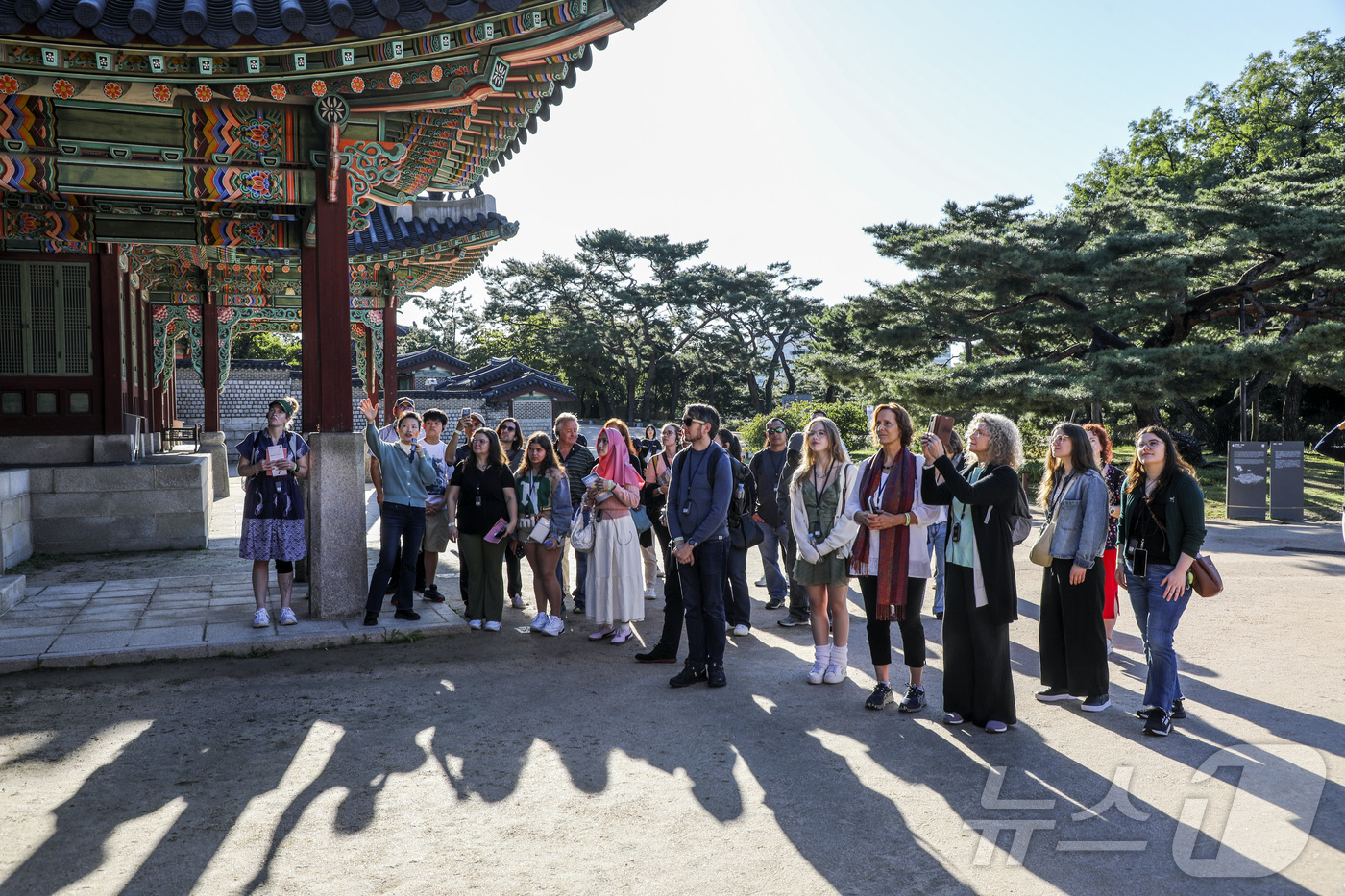 (서울=뉴스1) = 8일 서울 종로구 창덕궁에서 열린 가을 궁중문화축전 산책 투어 프로그램 '아침 궁을 깨우다'에 참여한 외국인 관람객들이 해설사의 설명을 듣고 있다. (국가유산진 …
