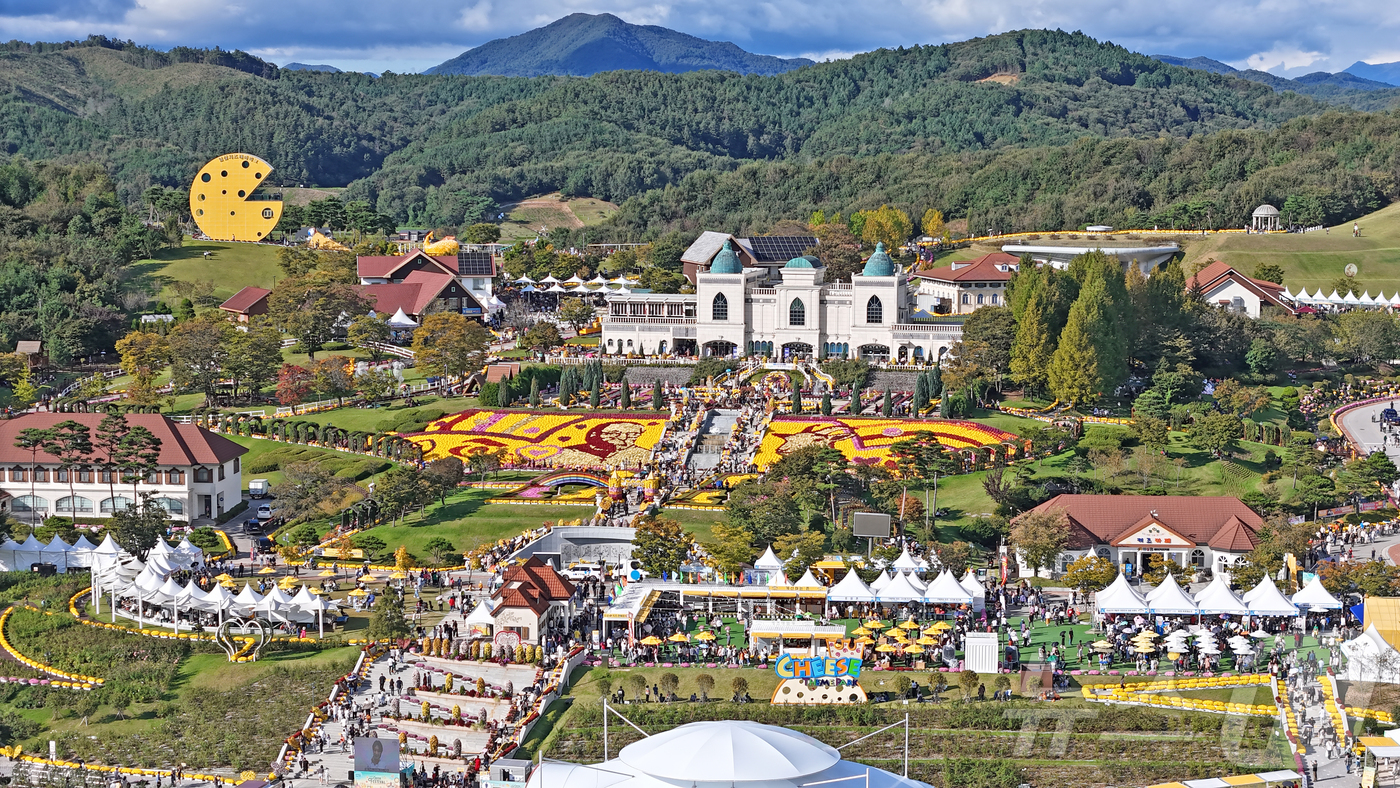 (임실=뉴스1) 유경석 기자 = 2025 임실N치즈축제 개막날인 8일 전북 임실군 치즈테마파크 일원에 마련된 행사장이 방문객들로 북적이고 있다. (임실군청 제공. 재판매 및 DB …