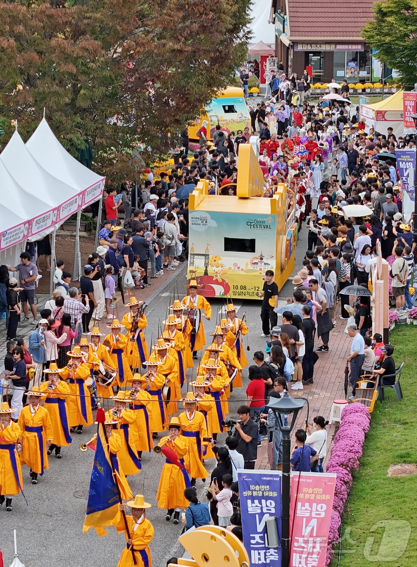 본문 이미지 - 2025 임실N치즈축제 개막날인 8일 전북 임실군 치즈테마파크 일원에 마련된 행사장이 방문객들로 북적이고 있다. (임실군청 제공. 재판매 및 DB 금지) 2025.10.8/뉴스1 ⓒ News1 유경석 기자