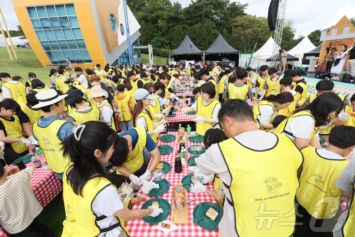 본문 이미지 - 2025 임실N치즈축제 개막날인 8일 전북 임실군 치즈테마파크 일원에 마련된 행사장이 방문객들로 북적이고 있다. (임실군청 제공. 재판매 및 DB 금지) ⓒ News1 유경석 기자
