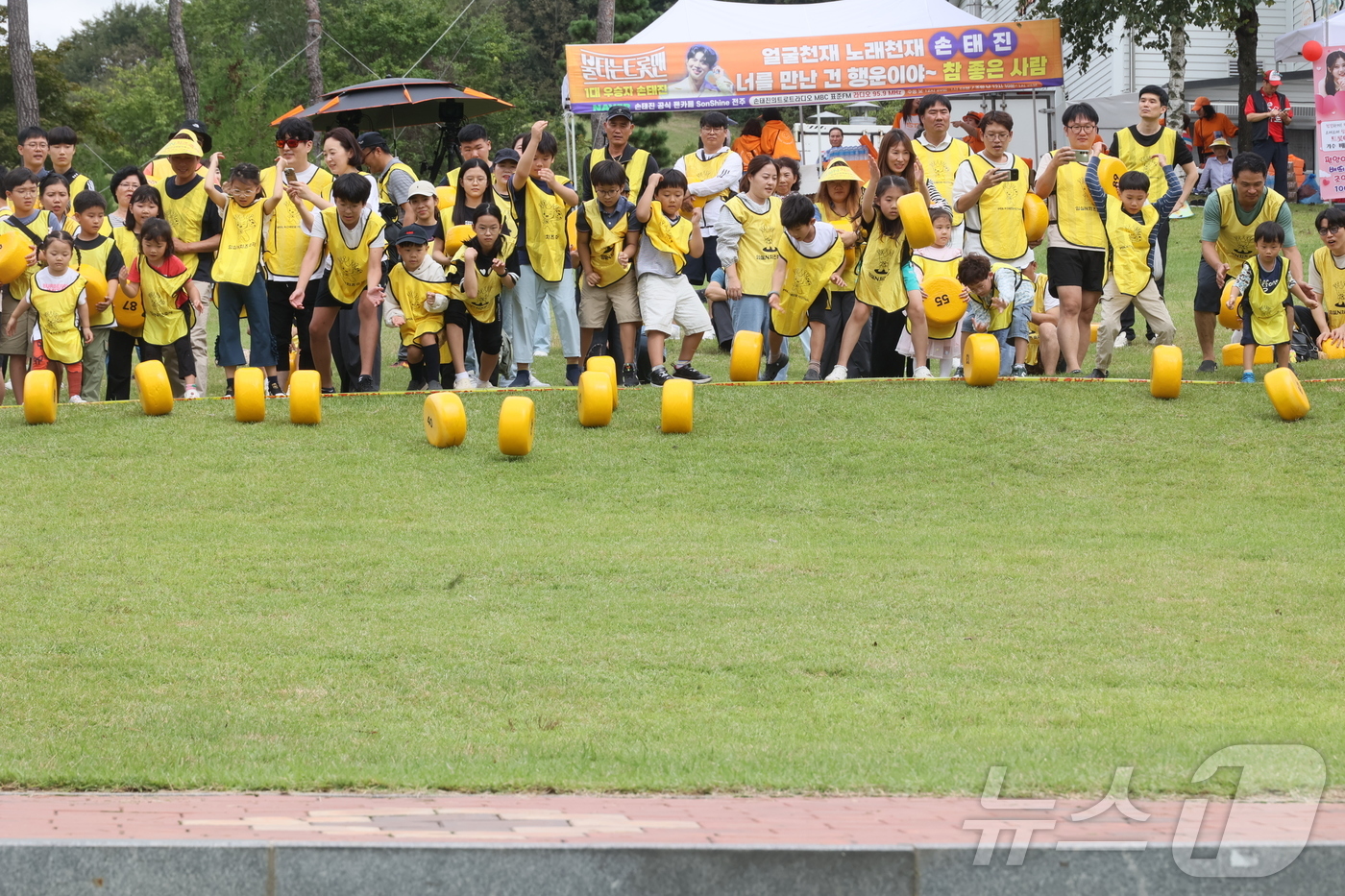 (임실=뉴스1) 유경석 기자 = 2025 임실N치즈축제 개막날인 8일 전북 임실군 치즈테마파크 일원에 마련된 행사장이 방문객들로 북적이고 있다. (임실군청 제공. 재판매 및 DB …