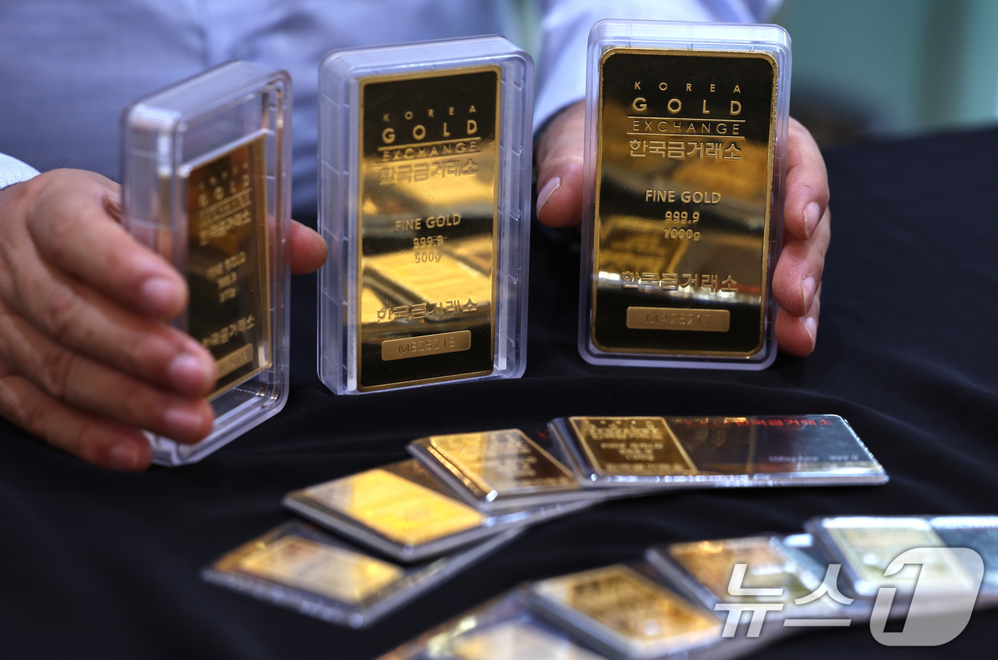 (서울=뉴스1) 구윤성 기자 = 금값이 8일(현지시간) 온스당 4000달러를 돌파하며 사상 최고치를 기록했다. 경제 불확실성이 심화하자 안전 자산 선호도가 높아진 데다, 미국 연방 …