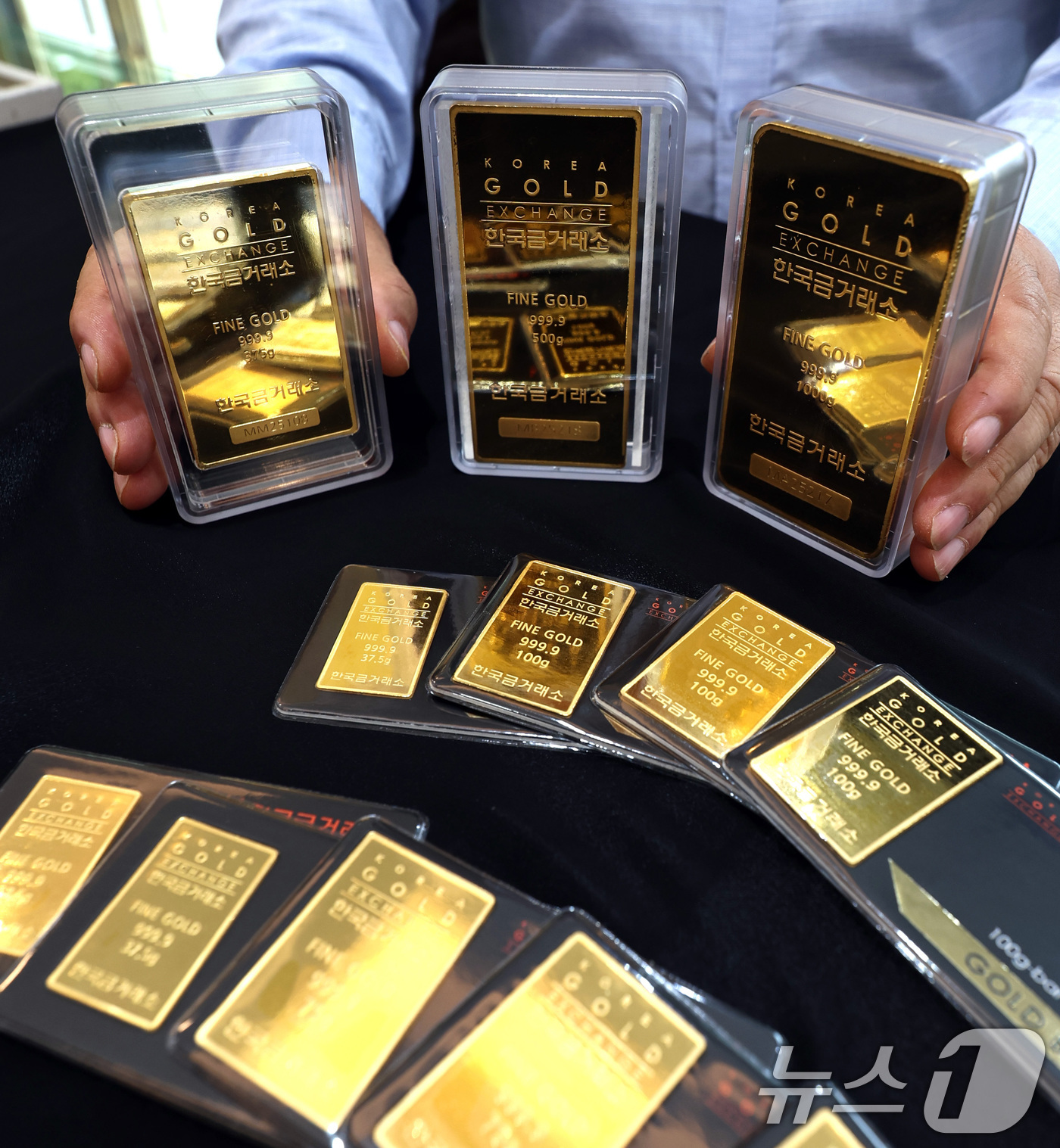 (서울=뉴스1) 구윤성 기자 = 금값이 8일(현지시간) 온스당 4000달러를 돌파하며 사상 최고치를 기록했다. 경제 불확실성이 심화하자 안전 자산 선호도가 높아진 데다, 미국 연방 …