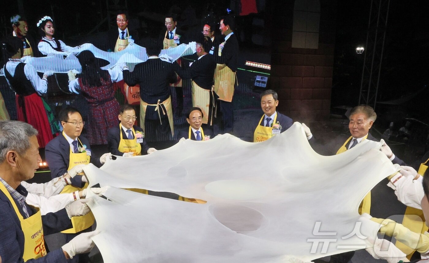 본문 이미지 - 심민 임실군수를 비롯한 관계자들이 8일 전북 임실군 치즈테마파크 일원에 열린 2025 임실N치즈축제 개막식에서 기념촬영을 하고 있다. &#40;임실군청 제공. 재판매 및 DB 금지&#41; ⓒ News1 유경석 기자