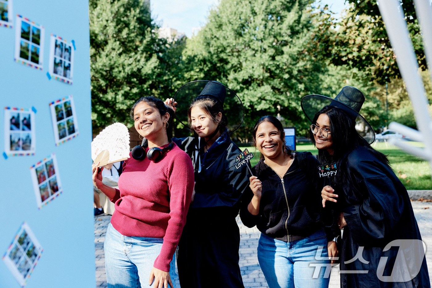 삼성전자가 9일 한글날을 맞이해 뉴욕한국문화원, 세계적인 설치미술가 강익중 작가와 함께 미국 주요 대학교에서 기술과 예술이 만나 한글의 아름다움과 가치를 알리는 '한글 트럭' 프로 …