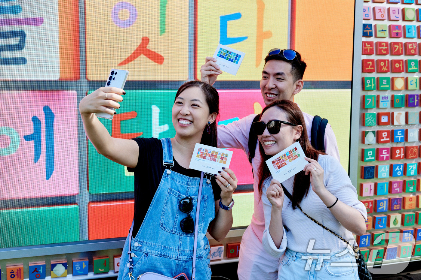 삼성전자가 9일 한글날을 맞이해 뉴욕한국문화원, 세계적인 설치미술가 강익중 작가와 함께 미국 주요 대학교에서 기술과 예술이 만나 한글의 아름다움과 가치를 알리는 '한글 트럭' 프로 …